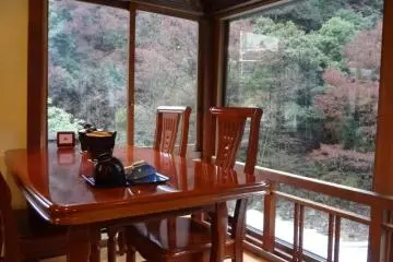 <p>แต่ที่นี่ คุณทานในห้องอาหารของโรงแรม กางที่นอนของคุณเองเมื่อไรก็ได้</p>