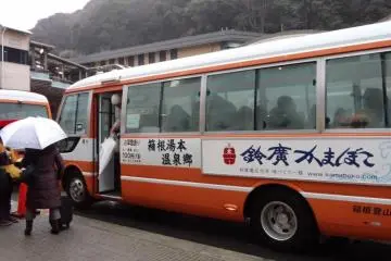 <p>หลังจากที่คุณมาถึงสถานีรถไฟฮะโกเนะ-ยุโมะโตะ (Hakone-Yumoto) ให้ไปที่ศูนย์ข้อมูล ข้างหน้าศูนย์ข้อมูลจะมีป้ายรถเมล์สามป้าย A B และ C สำหรับโรงแรมและอินน์ในบริเวณนี้ รถบัสสำหรับไปอิชิโนะ-ยุ ฮอนกัน ออกจากป้ายรถเมล์ C</p>