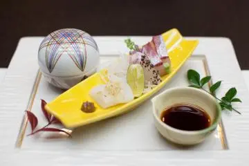 Sashimi with dipping sauce (Photo: <a href="https://en.japantravel.com/profile/ben-beechey/434" target="_blank" rel="noreferrer noopener nofollow">Ben Beech</a> / JT)
