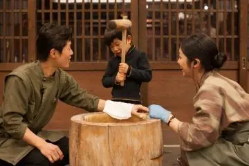 <p>การทำเค้กข้าว 'Mochi Tsuki' &nbsp;พวกเขาจะมีค้อนไม้หลายขนาดสำหรับผู้ใหญ่และเด็ก</p>