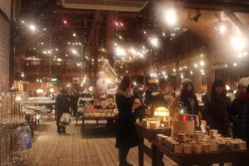 <p>บรรยากาศภายในร้านตกแต่งได้อย่างอบอุ่น แฝงไปด้วยความโรแมนติก</p>