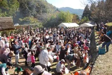 Festival Kincir Air sangat meriah dan meliputi tradisi mochimaki