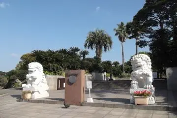 <p>Lions guard the entrance</p>