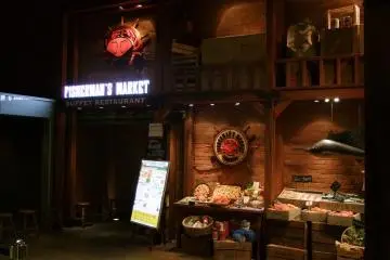 <p>หนึ่งในร้านอาหารมากมายของที่นี่</p>