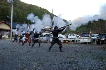 <p>ยิง!</p>