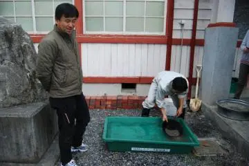 <p>การร่อนทองต้องใช้ความตั้งใจอย่างมาก</p>