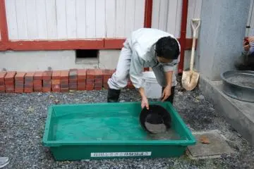 <p>วัสดุทึบตั้งอยู่บนฐานของชาม</p>