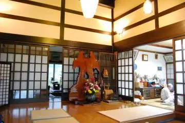 <p>ทางเข้าห้องโถงของบ้านพัก</p>