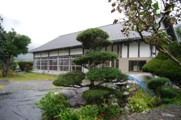 <p>ทิวทัศน์ด้านนอกของตัวบ้านพัก</p>