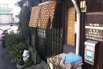 Outside Gokaku cutlet shop in Saijo (Photo: Bret de Colebi)