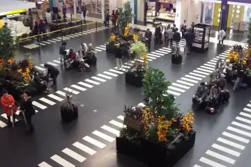 <p>สนามบินไม่วุ่นวายมากนัก สามารถนั่งรอได้อย่างสงบสุข</p>