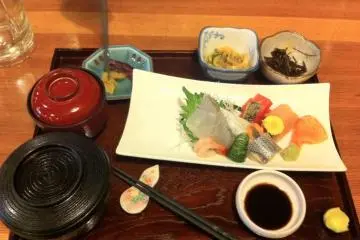 1300 yen Sashimi Plate (Photo: Bret de Colebi)