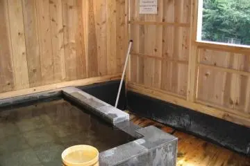 These private mixed-bath cottages are available for hourly rental.