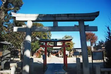 <p>Welcome&nbsp;gate at&nbsp;Inari shrine</p>