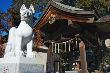 <p>Kitsune statue at&nbsp;Okegawa Inari shrine</p>