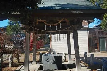 <p><em>Choyuza,</em>&nbsp;or purification font, in Okegawa Inari shrine</p>