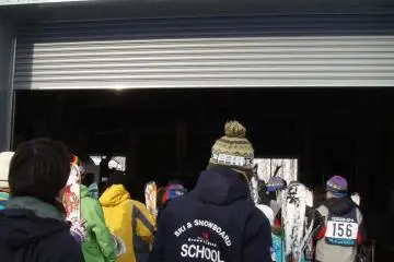 The fast moving line to the gondola