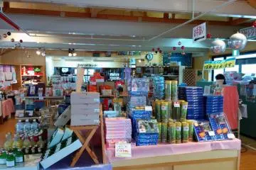 <p>The store sells various souvenirs famous to the area. You can buy anything from artwork, to&nbsp;snacks and sweets, to water bottled from the adjacent&nbsp;World Heritage Site.&nbsp;</p>