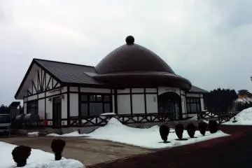<p>Inside this building across the restaurant is the resort's onsen.</p>