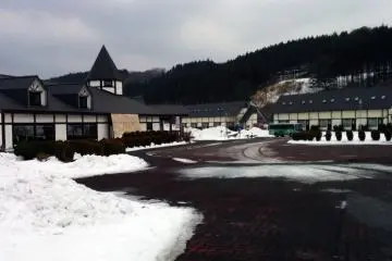 <p>An overview shot of the area. The front check-in is on the right, the restaurant the left, and the far center a conference&nbsp;room.&nbsp;</p>