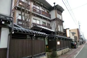<p>ด้านหน้าเรียวกัง</p>