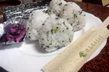 <p>โอนิกิริอุ่นๆแสนอร่อย</p>