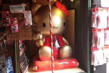 <p>ศาลคิตตี้ จุดเรียกลูกค้าเข้าร้าน ขายของเกี่ยวกับคิตตี้</p>