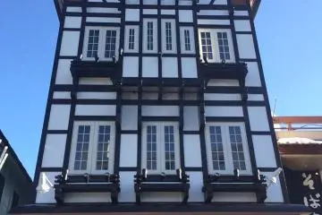 <p>อาคารร้านค้าขายของฝาก สวยมากๆ</p>