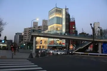 <p>แสงสีและตึกสินค้าแฟชั่น</p>