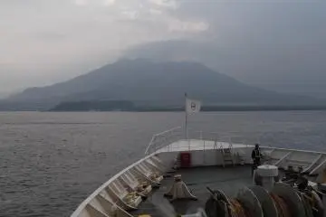 Pemandangan Sakurajima saat kami keluar dari pelabuhan
