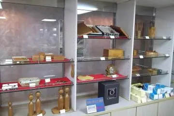 Cenderamata dijual di toko kecil kapal