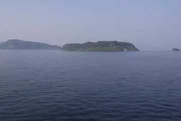 Beberapa pulau kecil di sepanjang jalan