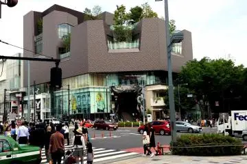 <p>13. An most unusual building on the NE corner of Omotesando and Jingu streets called Tokyu Plaza.</p>