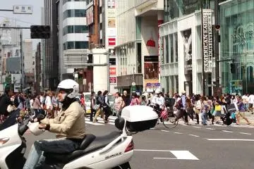 <p>14. The Jingu&nbsp;and Omotesando Street intersection can be busy. This is a view looking North East</p>