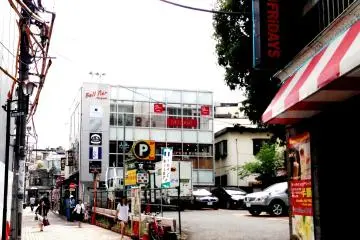 <p>19. Harajuku Bell Pier is just past TGIF Resturant&nbsp;on Onden Street. Keep going to reach Cat Street.</p>