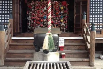 <p>มุมขอพรโดยใช้เหรียญภายในวัดยาซากะ โคชินโด</p>