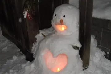<p>A snowman given a Kamakura makeover.</p>