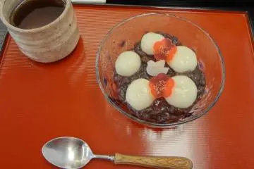 Bancha and Ogura-shiratama (630 yen)