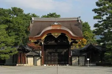 <p>ประตูทางเข้าพระราชวัง ชื่อKenshunmon</p>