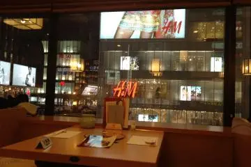 <p>บรรยากาศที่นั่งภายในร้าน</p>