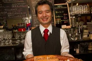 <p>คุณโคอิชิ นากางาว่า ได้รับของขวัญในโอกาสครบรอบ 15 ปีของร้าน EZee คาเฟ่</p>