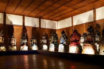 <p>ชุดเกราะที่ถูกแสดงไว้ในห้องโถง</p>