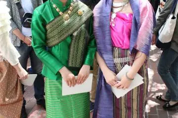<p>สาวๆ เอกภาษาไทย กำลังเชิญชวนไปชมภาควิชาค่ะ พูดไทยเก่งมากเลย</p>