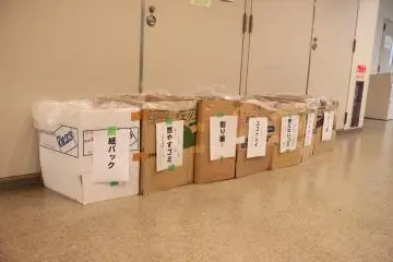 <p>กล่องขยะแยกตามประเถทค่ะ</p>