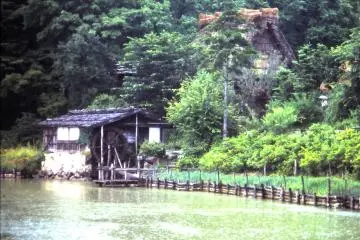 <p>ซ่อนตัวอยู่ท่ามกลางธรรมชาติที่สวยงาม</p>