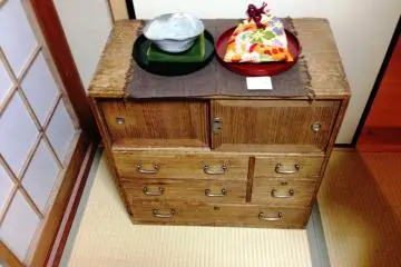 <p>Tansu&nbsp;หีบใส่กิโมโน &nbsp;และเครื่องปั้นดินเผาทำมือทำให้พื้นที่นี้เงียบสงบและเป็นศิลปะ</p>
