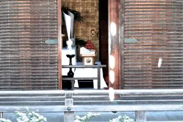 열린 문으로 엿보기, 작은 정원을 가로질러 그리고 눈이 드문드문 있다