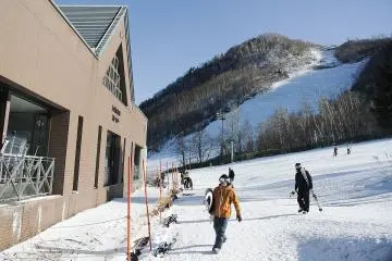 Snowboarding at Teine (Photo: <a href="https://commons.wikimedia.org/wiki/File:Sapporo_Teine_Ski_Resort._(31025461710).jpg" target="_blank" rel="noreferrer noopener nofollow">MIKI Yoshihito</a> / <a href="https://creativecommons.org/licenses/by/2.0/" target="_blank" rel="noreferrer noopener nofollow">CC BY 2.0</a>)
