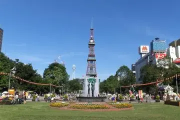 Odori Park Sapporo (Photo: <a href="https://commons.wikimedia.org/wiki/File:Odori_Park_Sapporo.JPG" target="_blank" rel="noreferrer noopener nofollow">Daigaku2051</a> / <a href="https://creativecommons.org/licenses/by-sa/3.0/deed.en" target="_blank" rel="noreferrer noopener nofollow">CC BY-SA 3.0</a>)