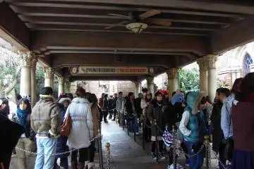 <p>ทางต่อคิวที่ยาวแสนยาวไปสวนด้านข้างโรงแรม</p>
